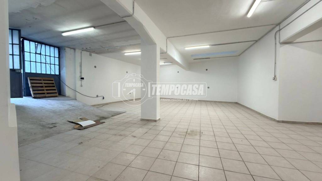 locale commerciale in vendita ad Alpignano