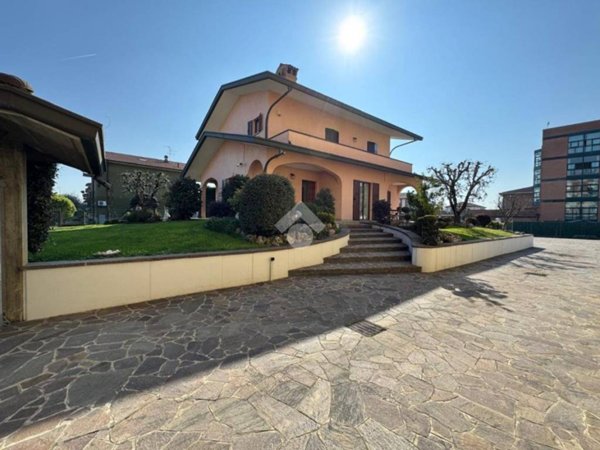 casa indipendente in vendita a Madone