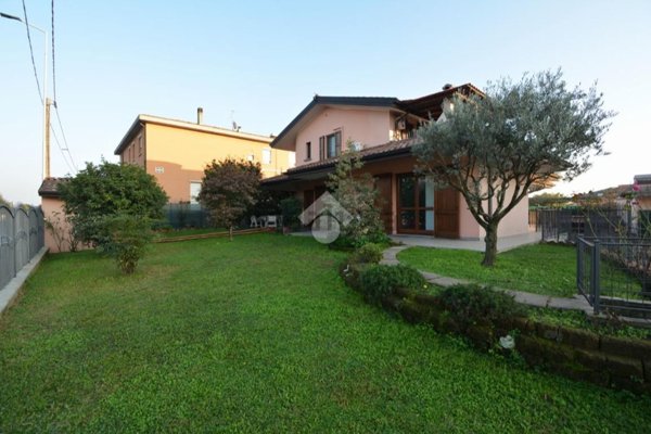 casa indipendente in vendita a Madone