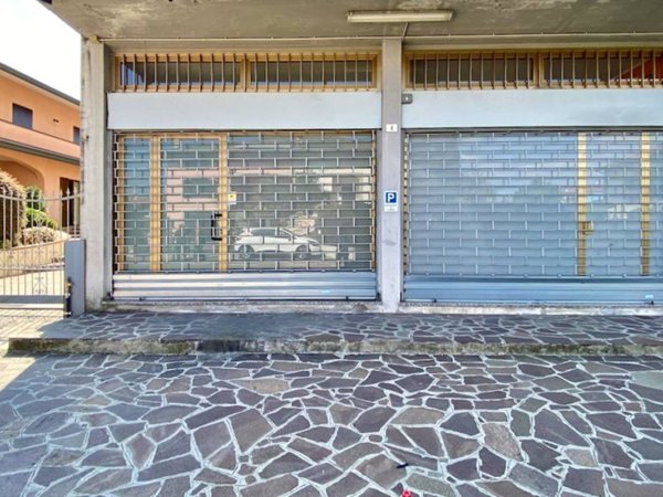 negozio in vendita a Madone