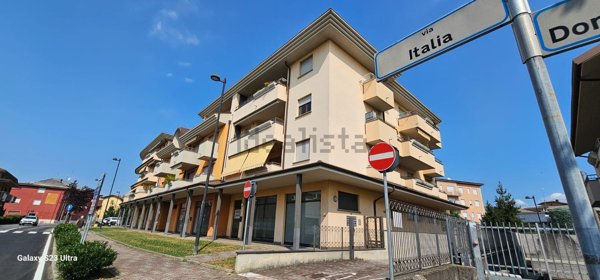 locale commerciale in vendita a Madone