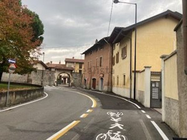 negozio in vendita a Madone