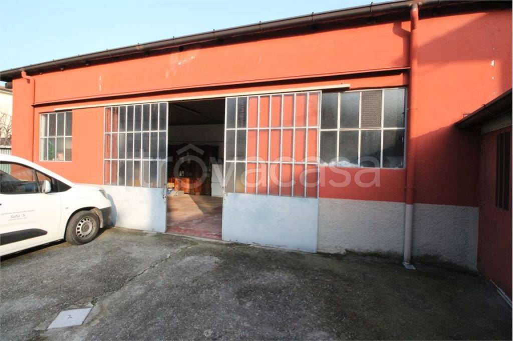 locale commerciale in vendita a Madone