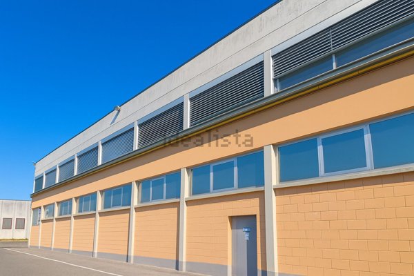 locale di sgombero in vendita a Madone