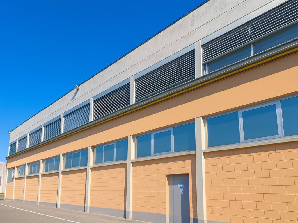 locale commerciale in vendita a Madone