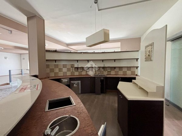 negozio in vendita a Madone