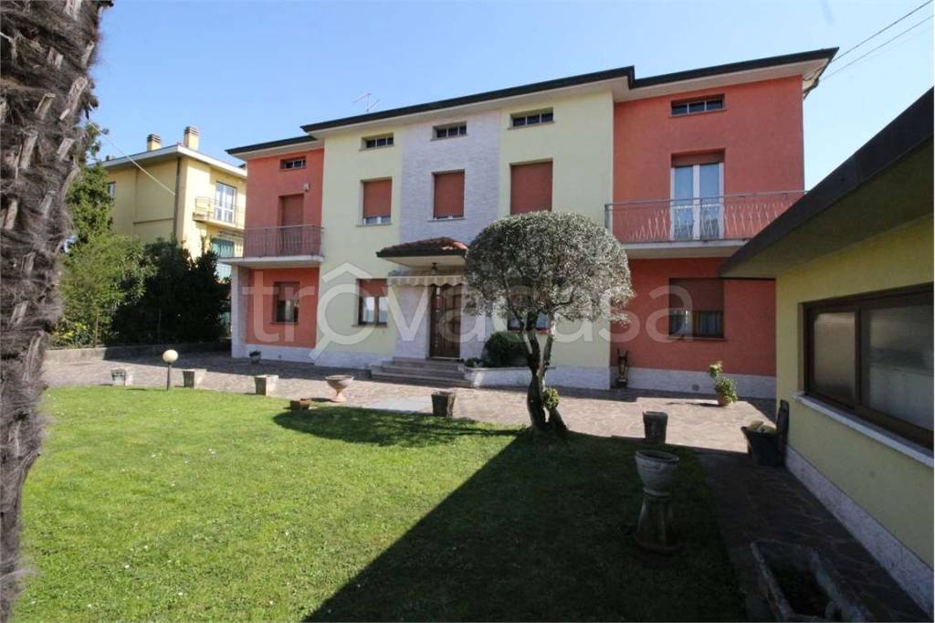 casa indipendente in vendita a Madone