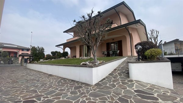 casa indipendente in vendita a Madone