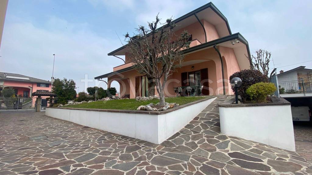 casa indipendente in vendita a Madone