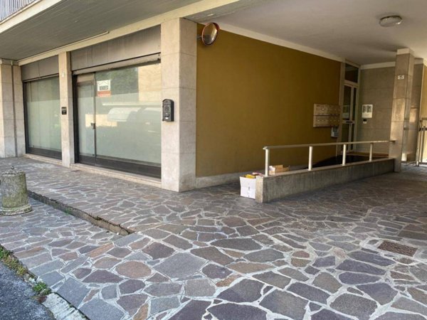 negozio in vendita a Mapello in zona Carvisi