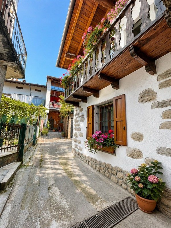 casa indipendente in vendita a Mapello in zona Carvisi