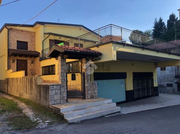 casa indipendente in vendita a Mapello in zona Carvisi
