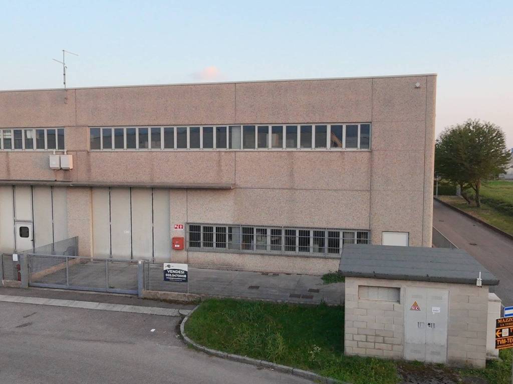 locale commerciale in vendita a Mapello in zona Valtrighe