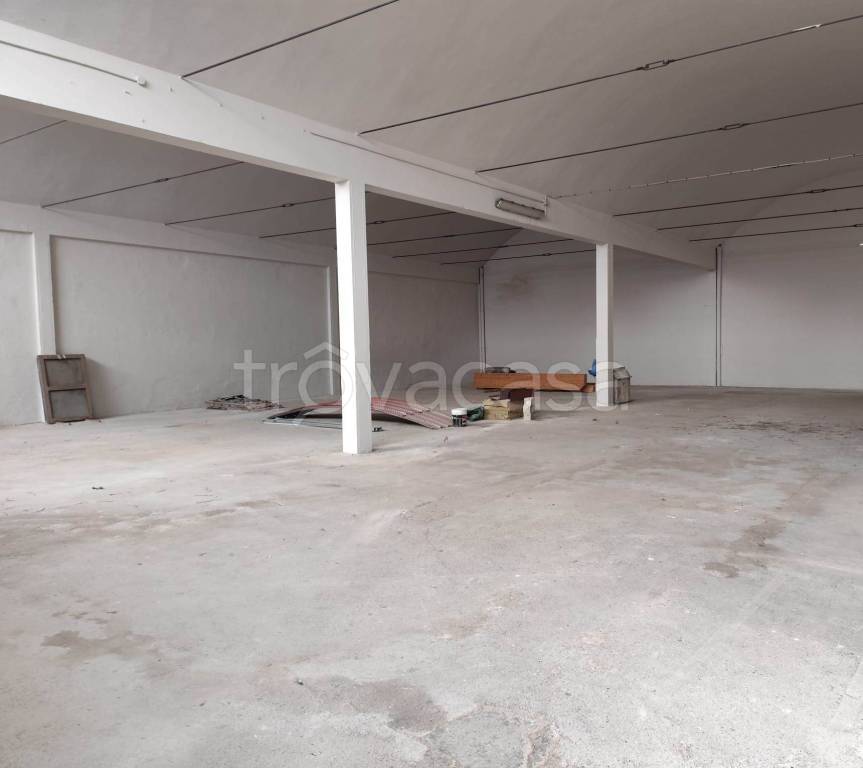 locale di sgombero in vendita a Martinengo