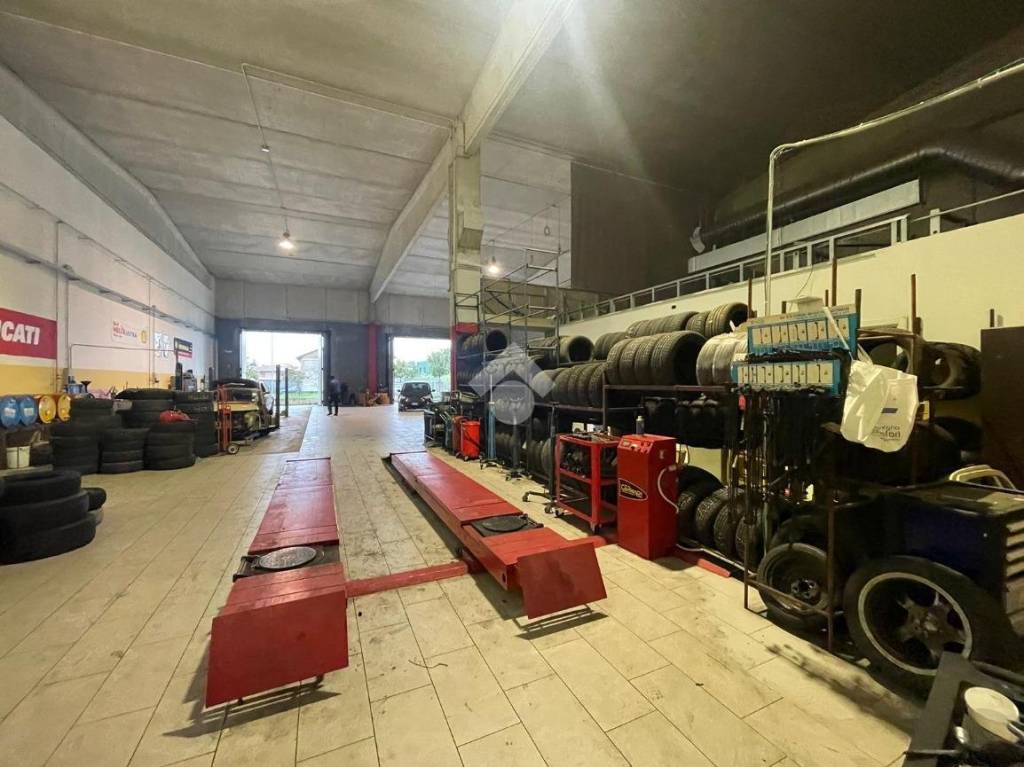 locale commerciale in vendita a Martinengo