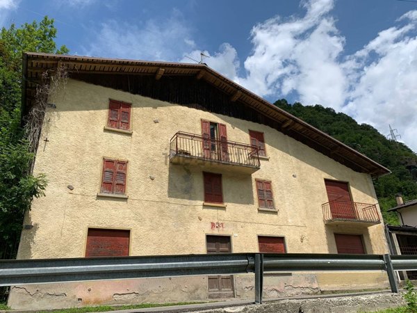 casa indipendente in vendita a Moio de' Calvi in zona Miralago