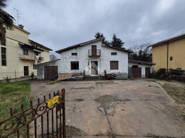 casa indipendente in vendita a Montello