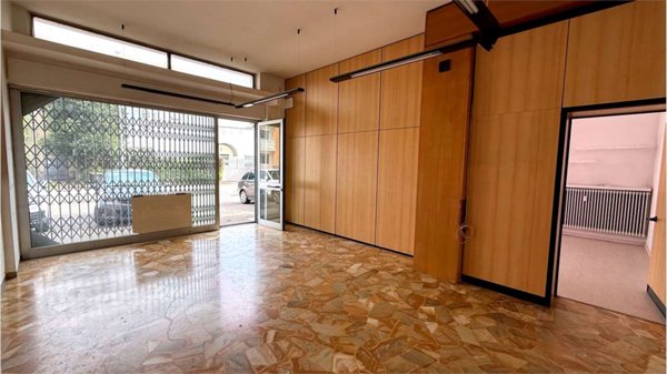 locale commerciale in vendita a Montello