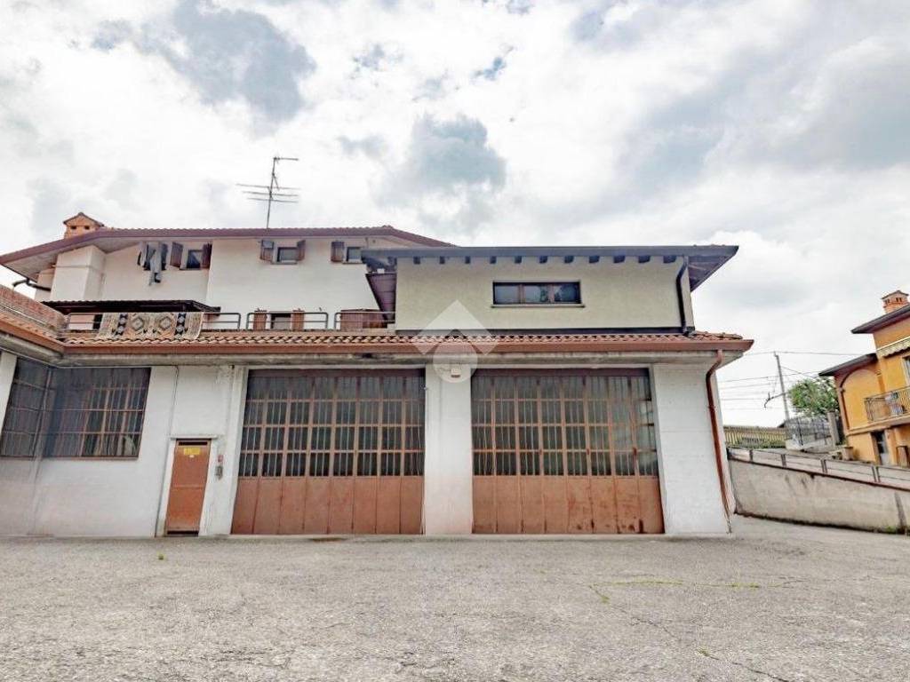 locale commerciale in vendita a Montello