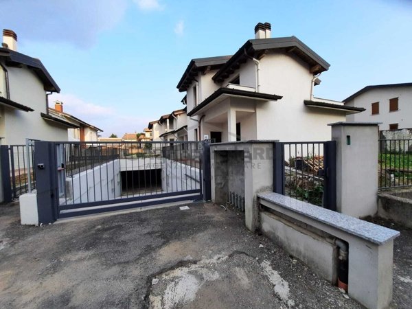 casa indipendente in vendita a Mozzanica