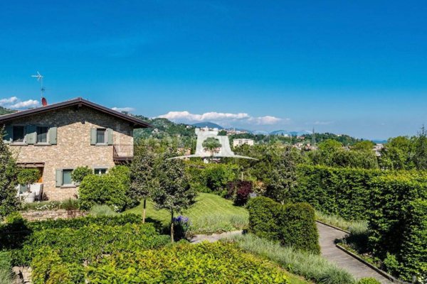 casa indipendente in vendita a Mozzo
