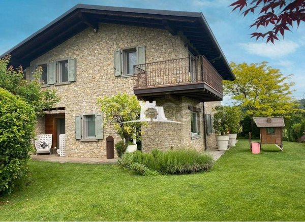 casa indipendente in vendita a Mozzo