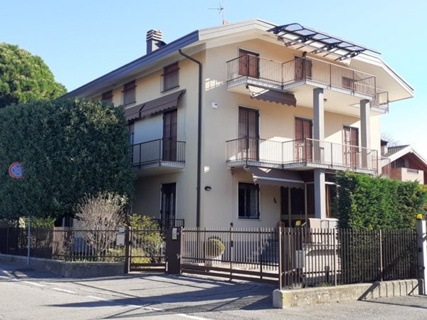 casa indipendente in vendita a Mozzo