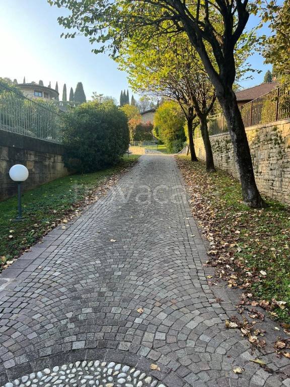casa indipendente in vendita a Mozzo