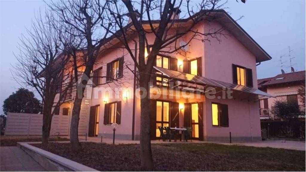 casa indipendente in vendita a Mozzo