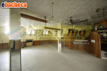 locale commerciale in vendita a Mozzo