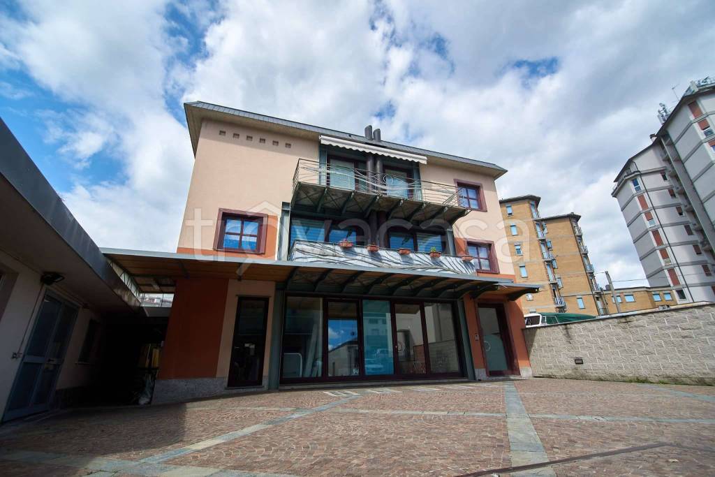 negozio in vendita a Mozzo