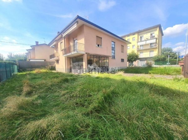 casa indipendente in vendita a Mozzo