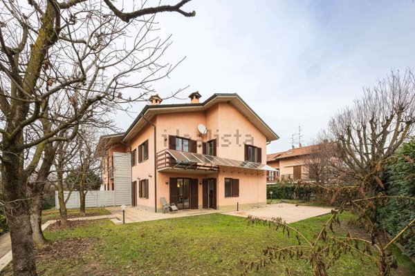casa indipendente in vendita a Mozzo
