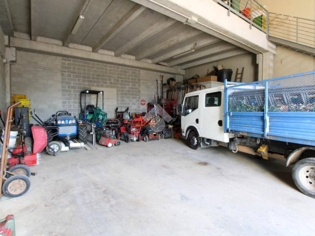 locale commerciale in vendita a Mozzo