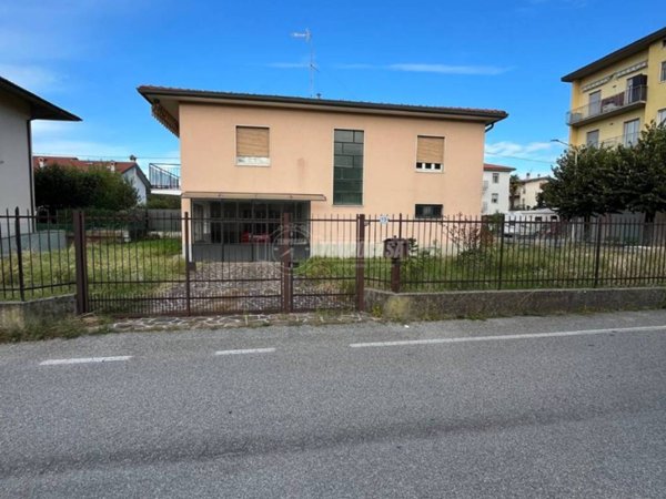 casa indipendente in vendita a Mozzo