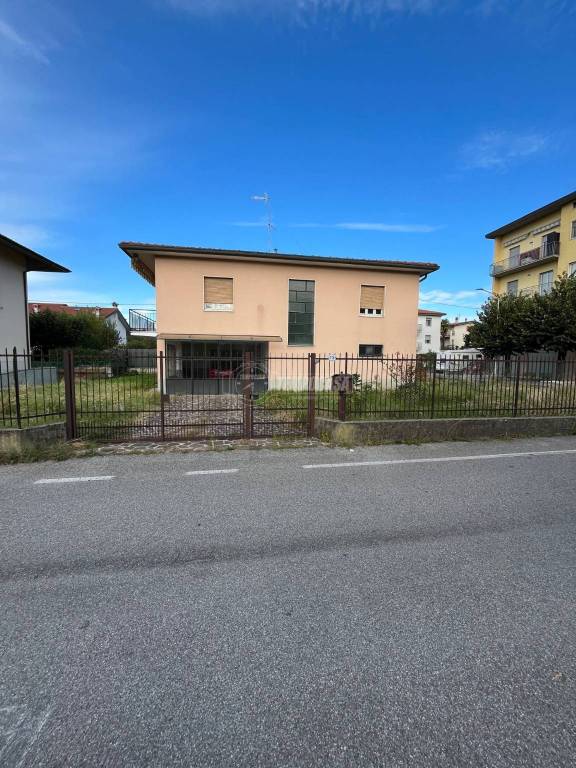 casa indipendente in vendita a Mozzo