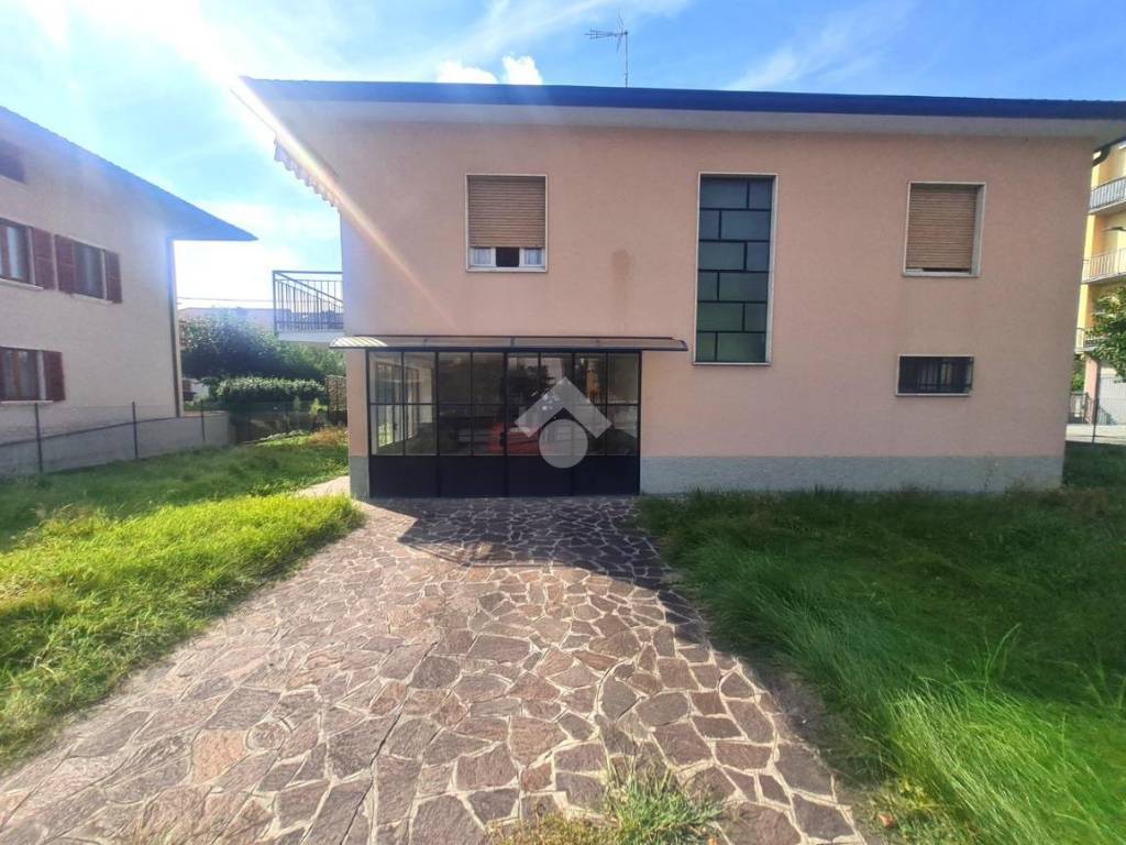 casa indipendente in vendita a Mozzo