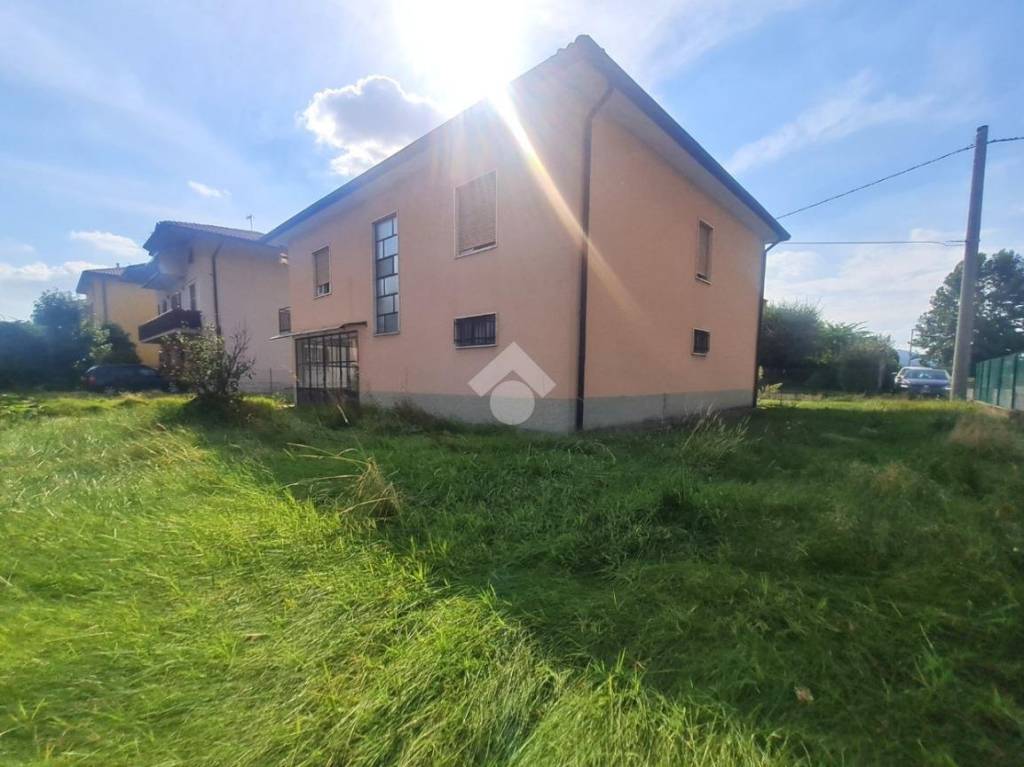 casa indipendente in vendita a Mozzo