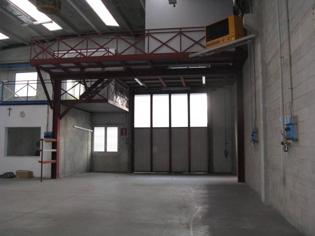 locale commerciale in vendita a Mozzo