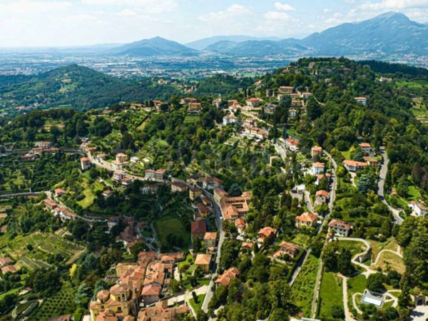 casa indipendente in vendita a Mozzo