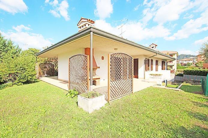 casa indipendente in vendita a Mozzo