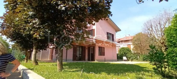 casa indipendente in vendita a Mozzo