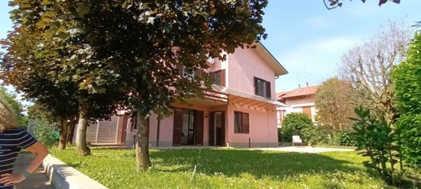 casa indipendente in vendita a Mozzo