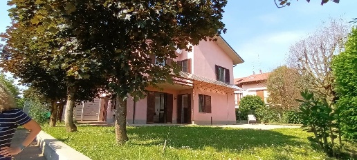 casa indipendente in vendita a Mozzo