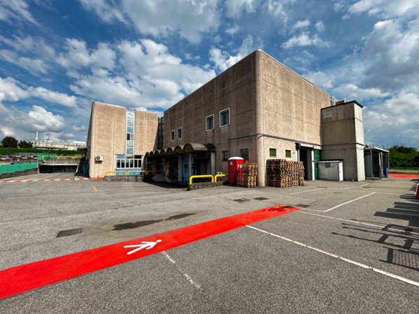 locale commerciale in vendita a Mozzo