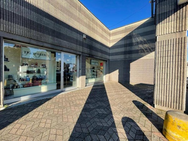 negozio in vendita a Mozzo