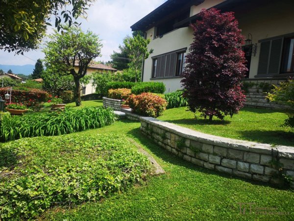 casa indipendente in vendita a Mozzo