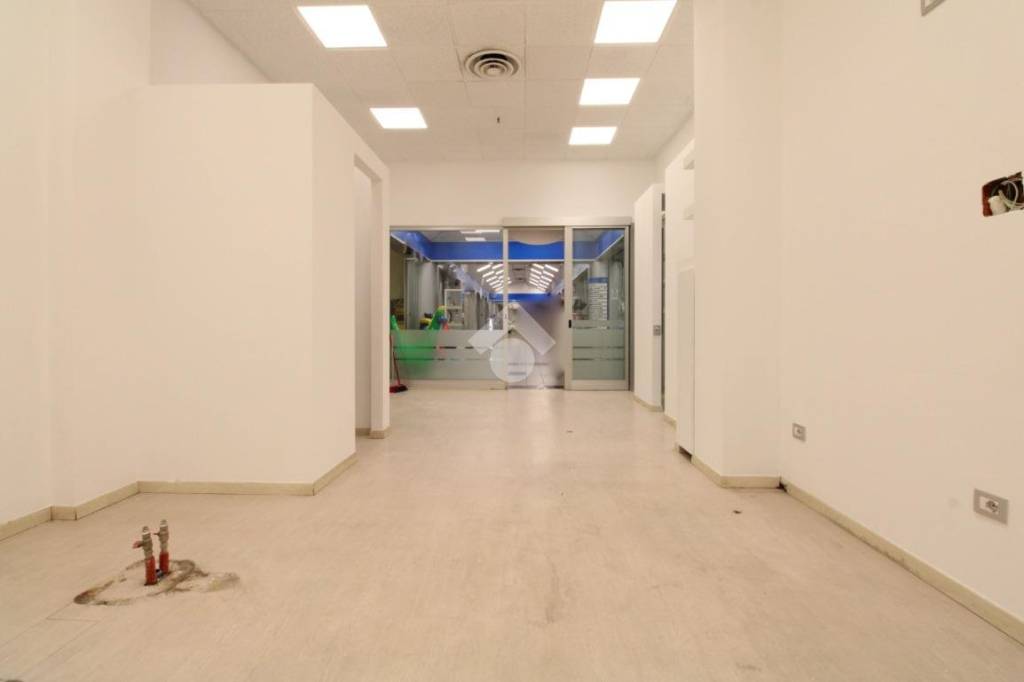 negozio in vendita a Mozzo