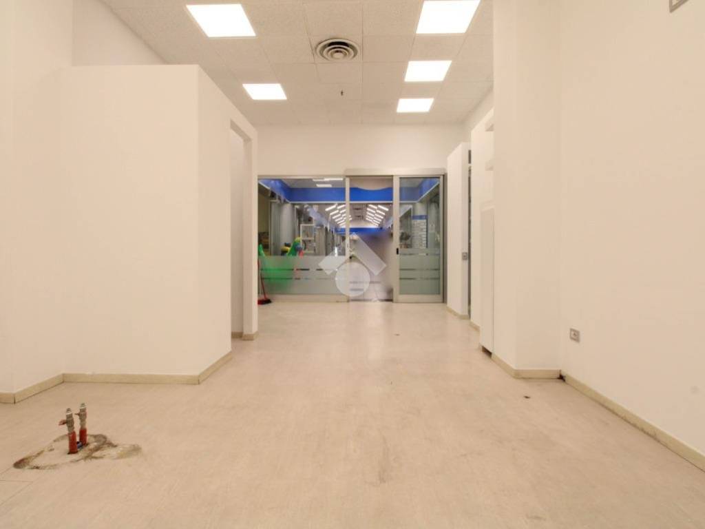 negozio in vendita a Mozzo