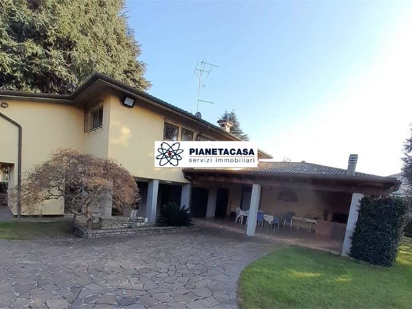 casa indipendente in vendita a Mozzo